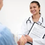 atestado medico na mao da medica